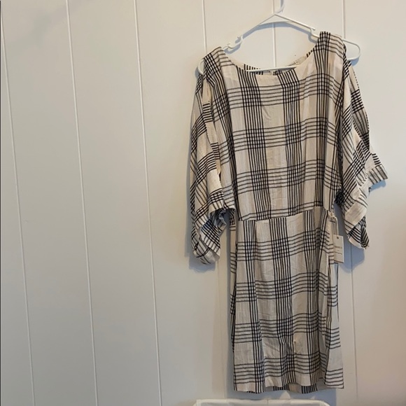 CUTE Woven dress shoulder slits and open back!! - Picture 4 of 6